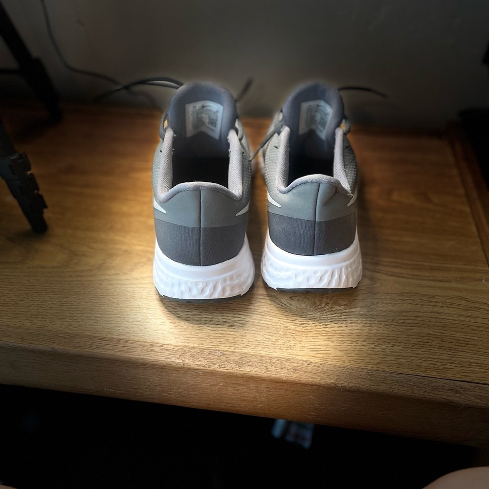 Gray Nike sneakers opened out of box (no box) but never worn size 7.5 - Picture 2 of 9